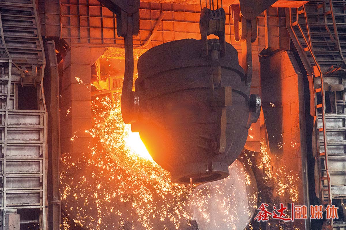 掛帥賽馬丨擋火門改造、中間包提溫，煉鋼廠齊心摳效益！